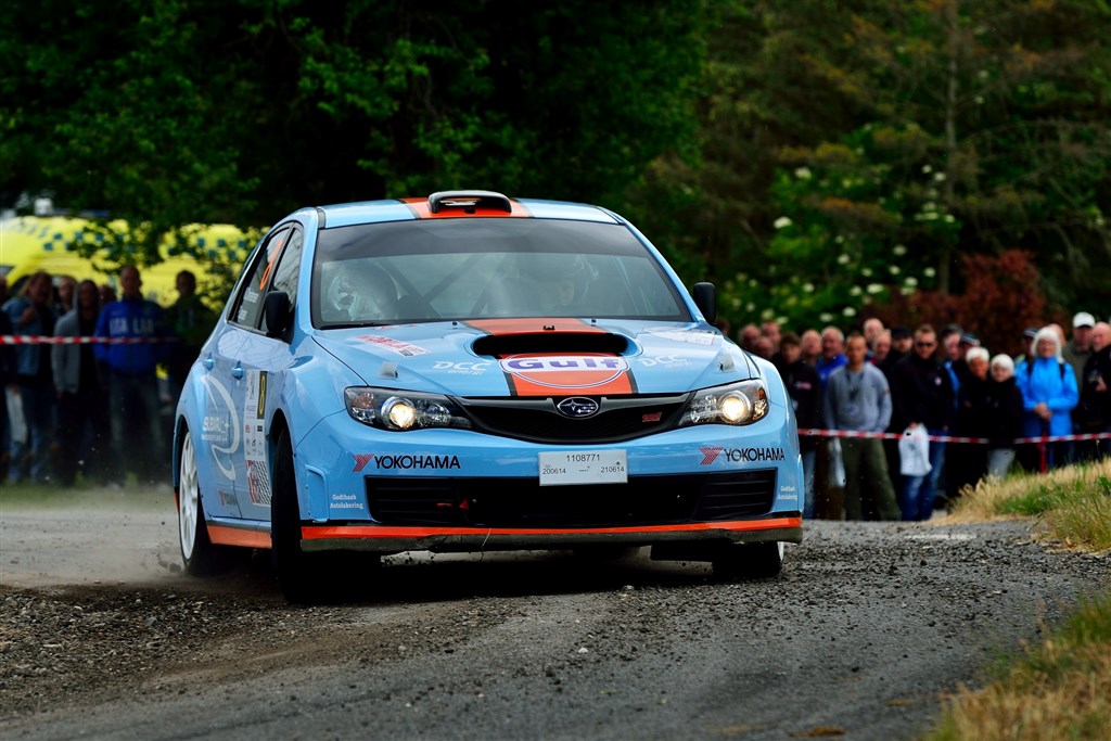 Max Christensen og Preben Jensen kaster deres Subaru Impreza WRX gennem et snævert sving i landsbyen Snekkerup med masser af morgenduelige vestsjællændere som tilskuere.
(Foto: Michael Eisenberg, Intercom)
